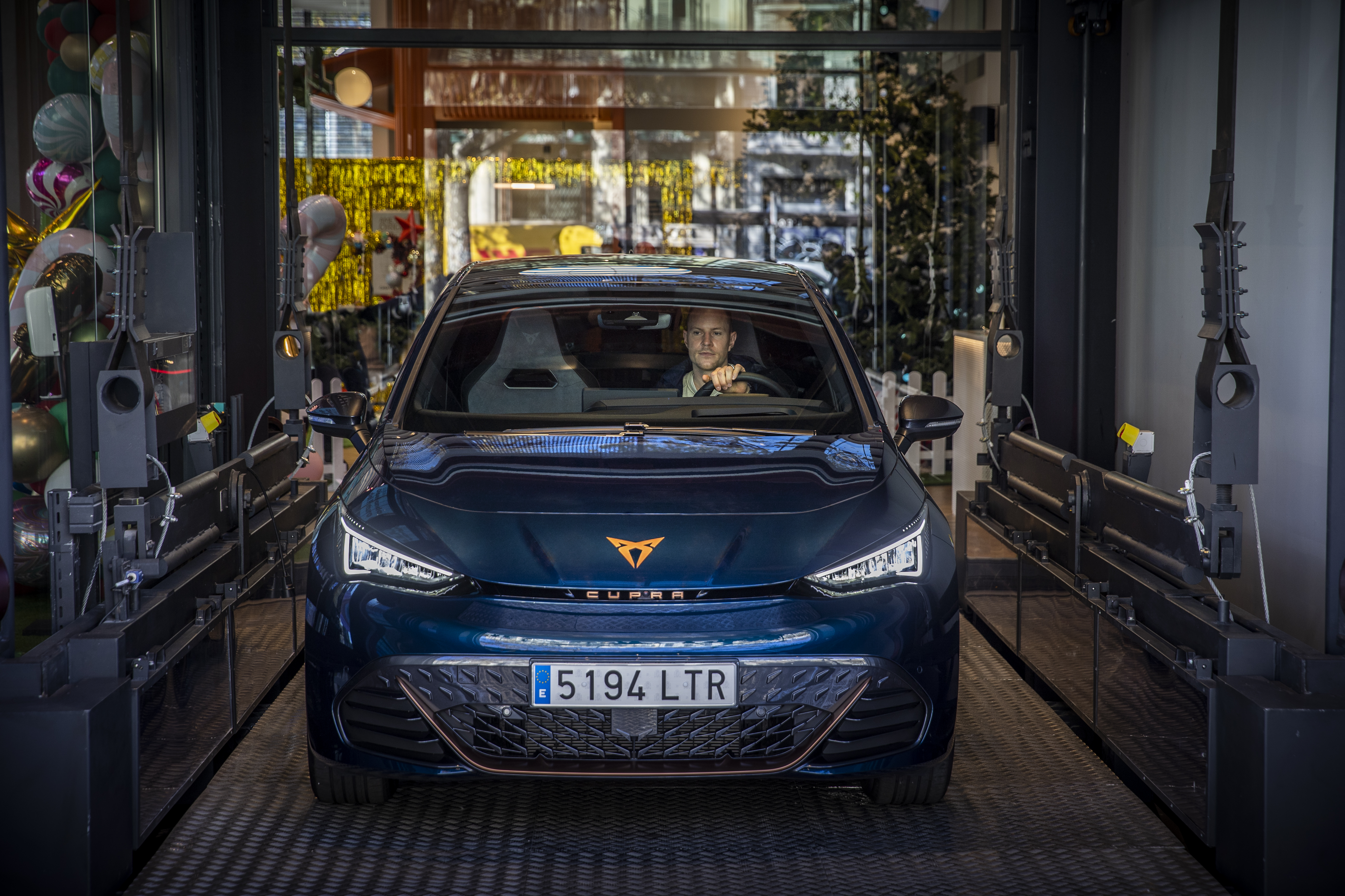 Marc ter Stegen descubre el CUPRA Born, su primer coche eléctrico